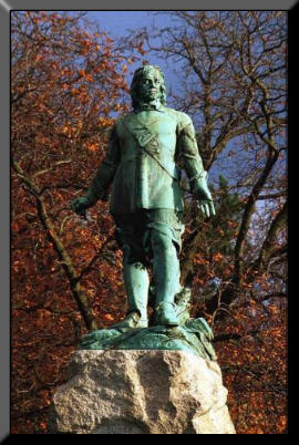 Picture of Cromwell'e statue in Manchester